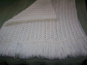 0132 Large baby blanket with fringe