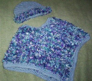 2521 Fuzzy poncho and bonnet set in shades of greens and blues