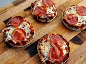 english-muffin-pizzas-recipe-photo-475x357-cstanley-dsc-0028_476x357-300x225